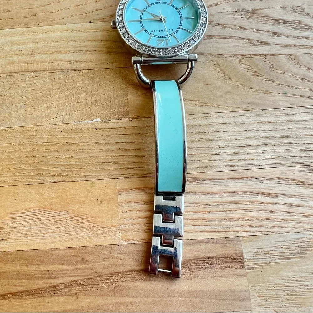 Attention ladies green enamel silver tone fashion bracelet Watch NEW BATTERY